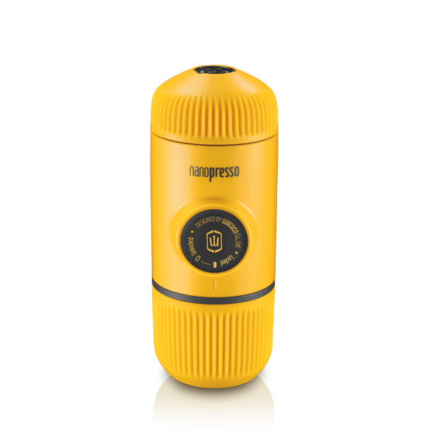 Преносима ръчна машина за еспресо Wacaco Nanopresso в жълт цвят, подходяща за къмпинг и пътешествия.