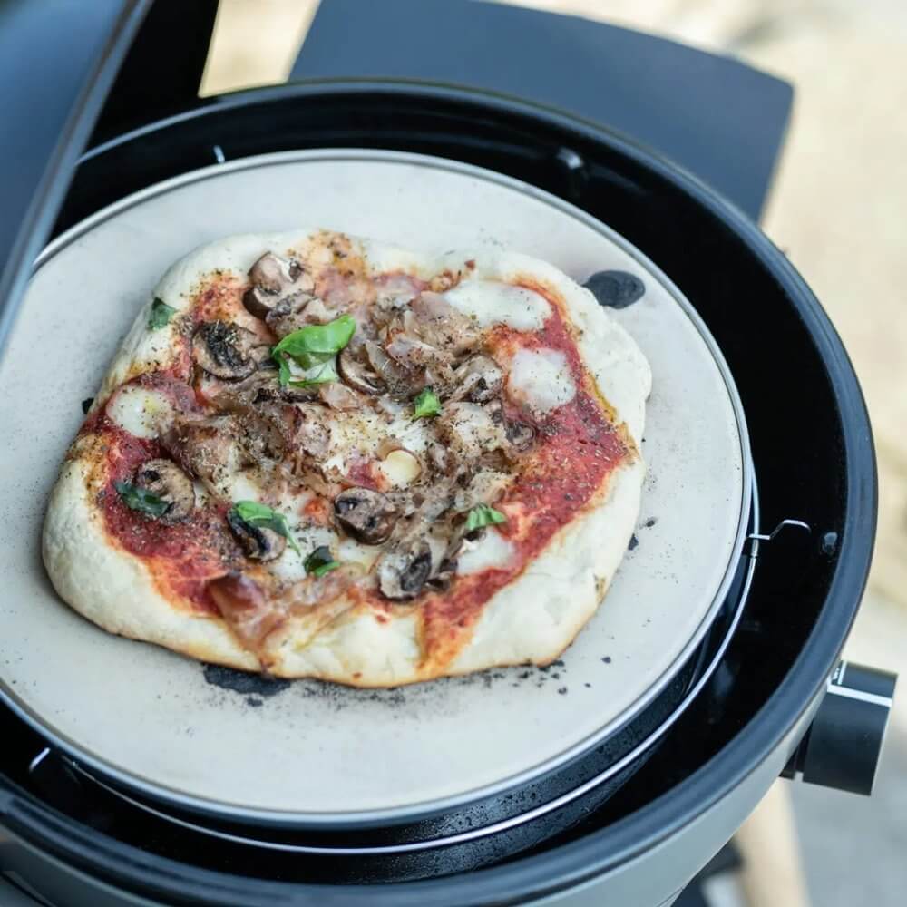 Каменна плоча за пица на барбекю CADAC PIZZA STONE PRO за къмпинг и каравана. Pizza baking on a CADAC PIZZA STONE PRO.
