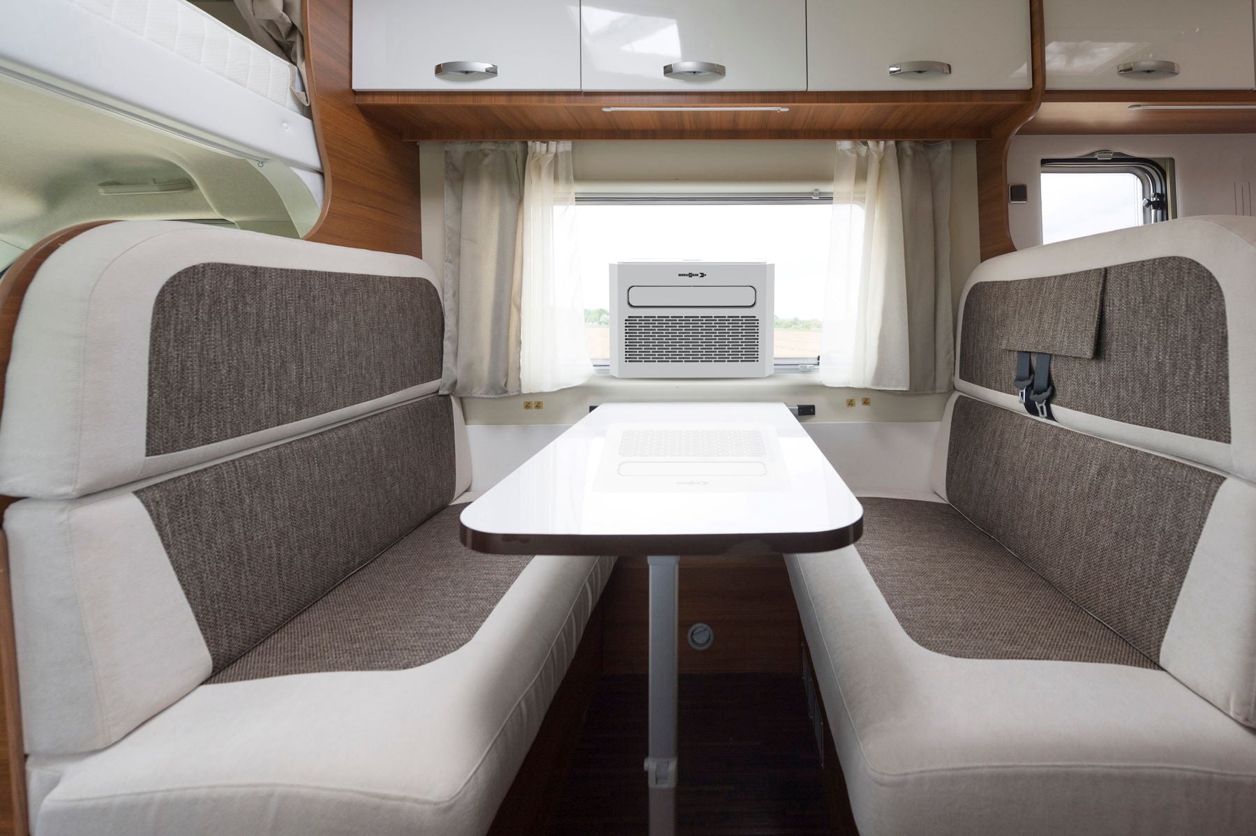 Мобилен климатик Brunner Polarys Twinair в каравана, сплит система за лесен монтаж | GoCampy.com