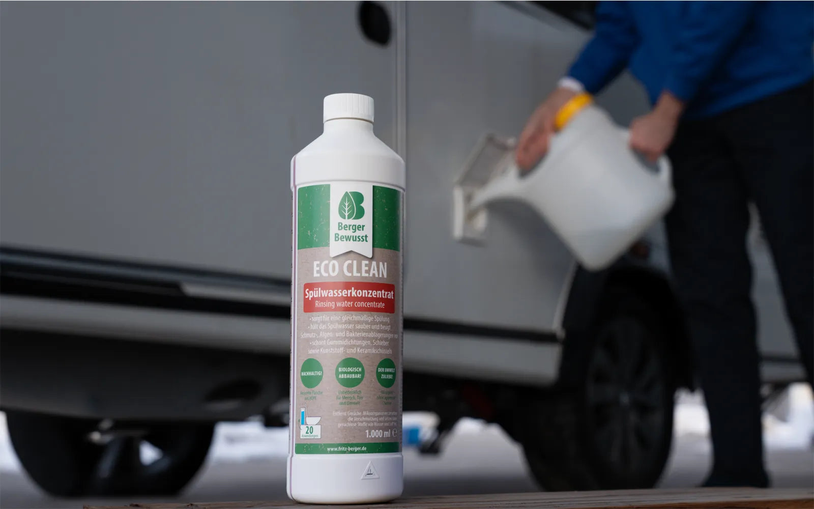 Екологичен концентрат за изплакване (1 л) Berger Eco Clean пред химическа тоалетна в кемпер.