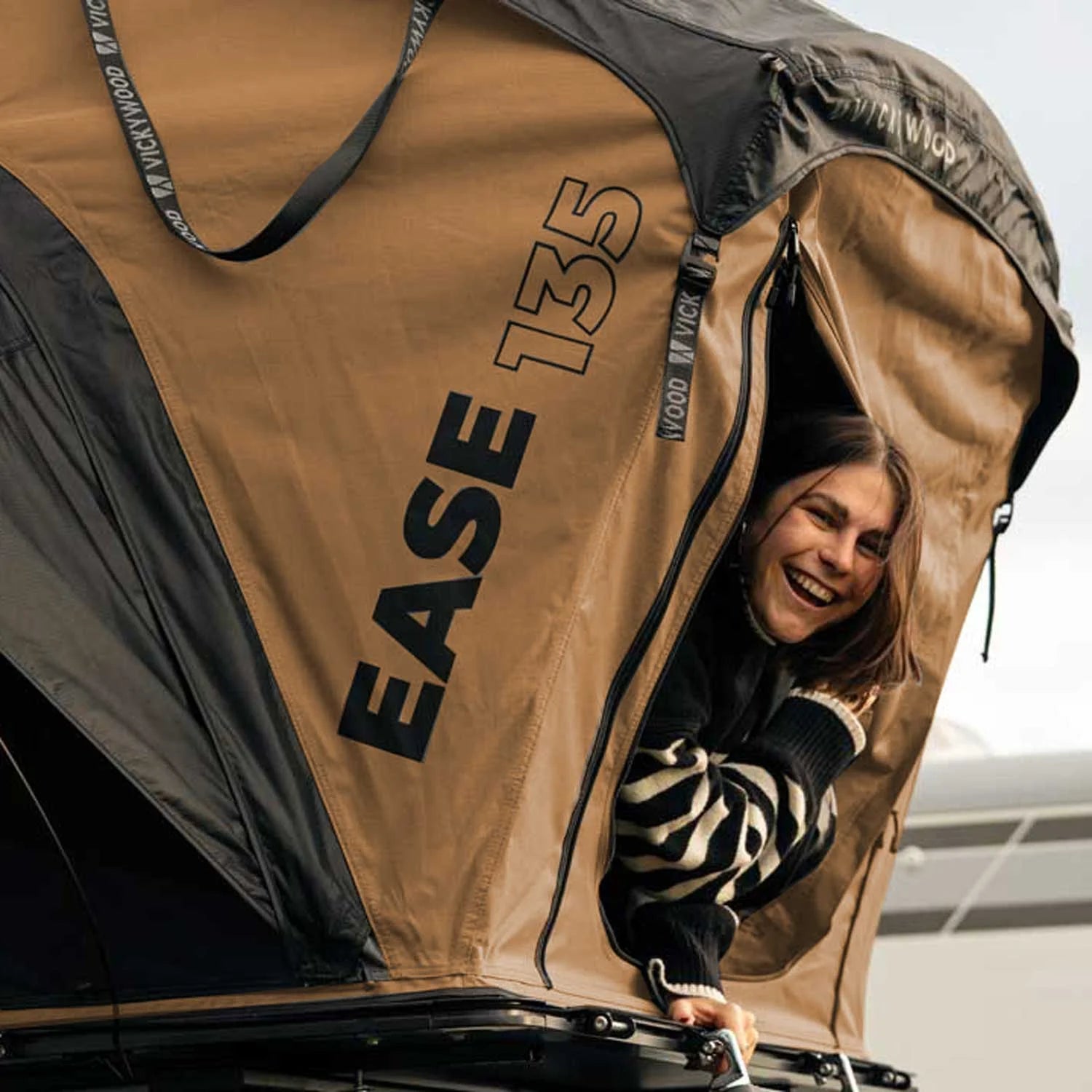 Покривна палатка Vickywood, използвана при къмпинг сред природата