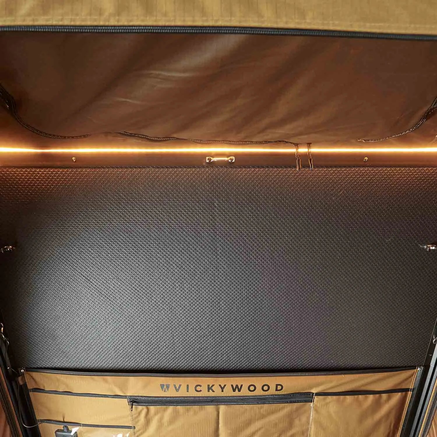 VICKYWOOD CUMARU UP 145 – Твърда покривна палатка за автомобил, практична и преносима с аксесоари за къмпинг и кемпер.