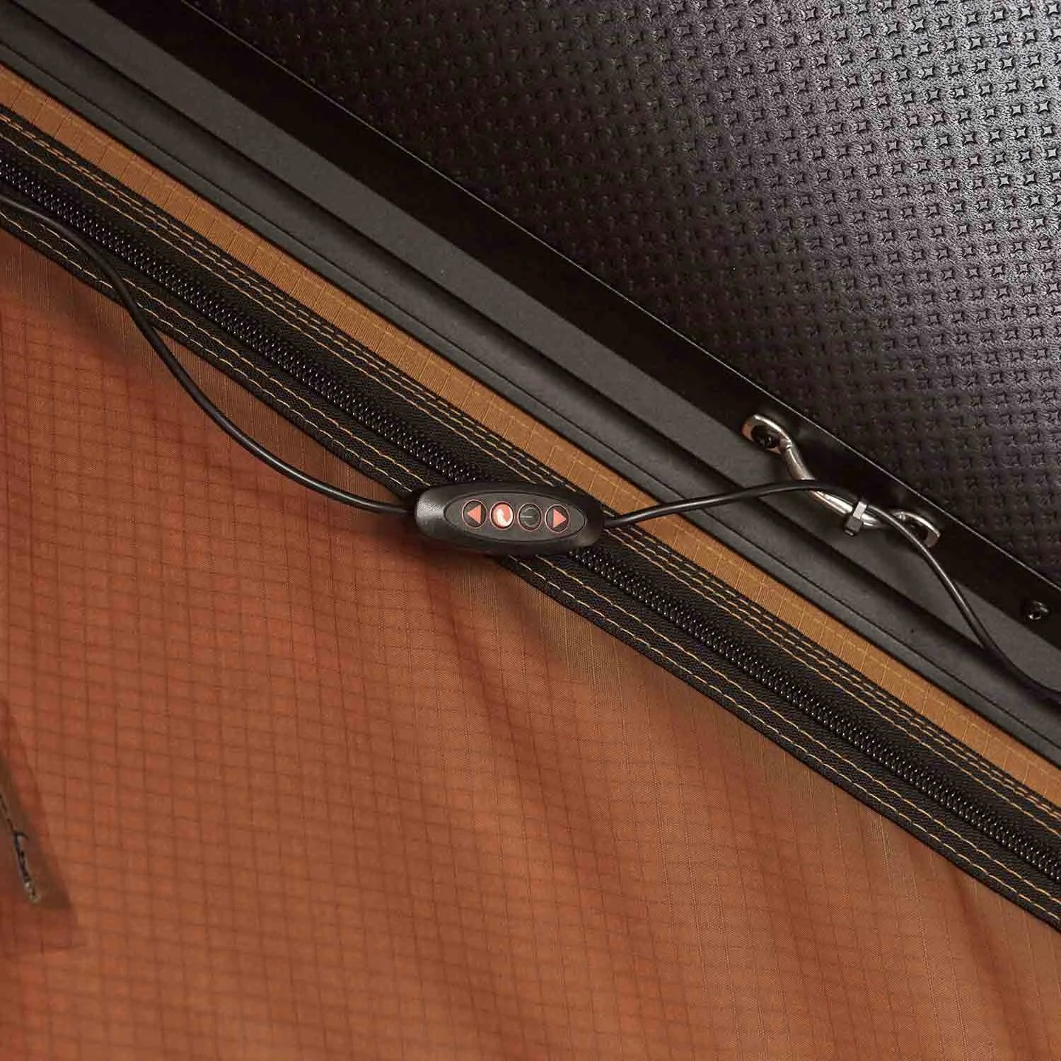 Детайл на VICKYWOOD CUMARU UP 145 – Твърда покривна палатка за автомобил, показващ удобство и здравина за къмпинг.