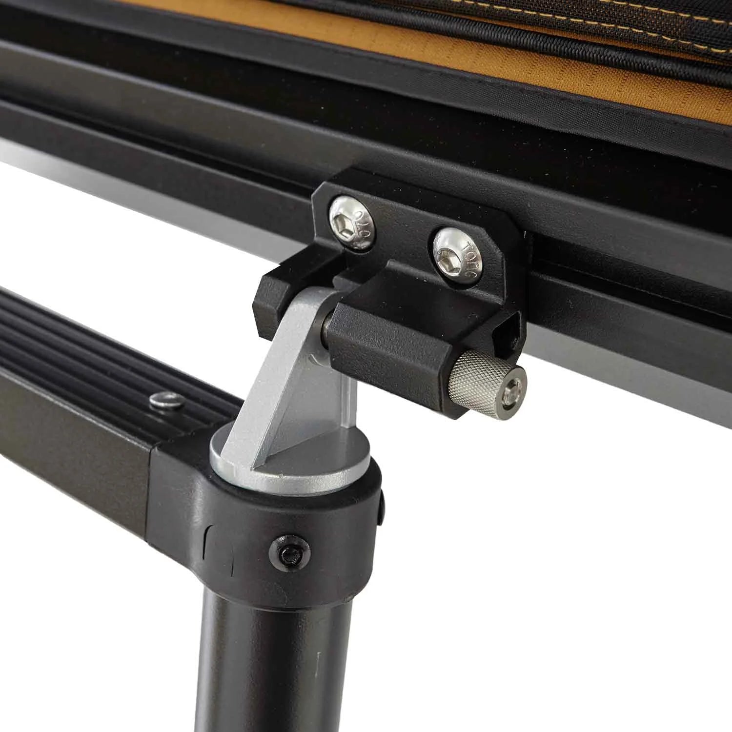 Детайл на монтажната система на VICKYWOOD CUMARU UP 145 – Твърда покривна палатка, подходяща за къмпинг и преносимост с каравана.