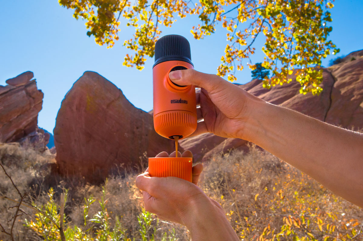Преносима ръчна машина за кафе еспресо Wacaco® Nanopresso в природа, идеална за къмпинг и пътувания.