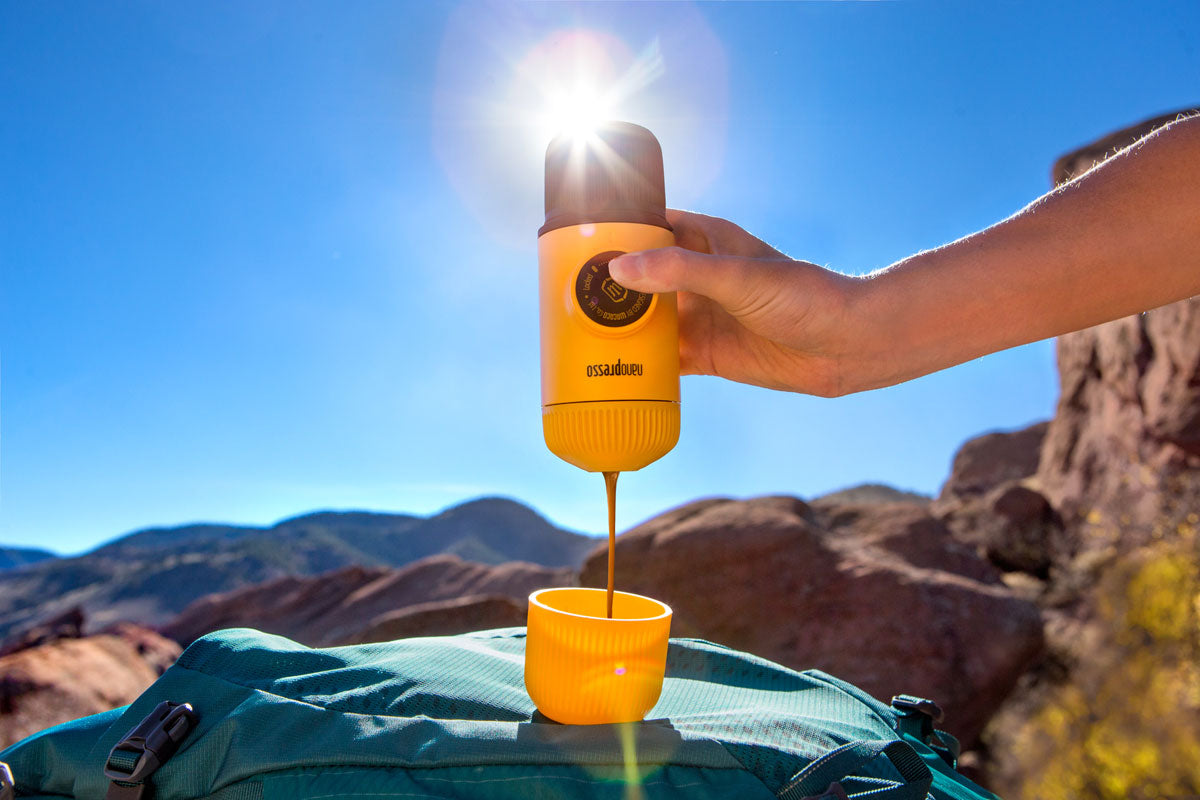 Преносима ръчна машина за кафе Wacaco® Nanopresso в планината, приготвяне на еспресо на къмпинг.
